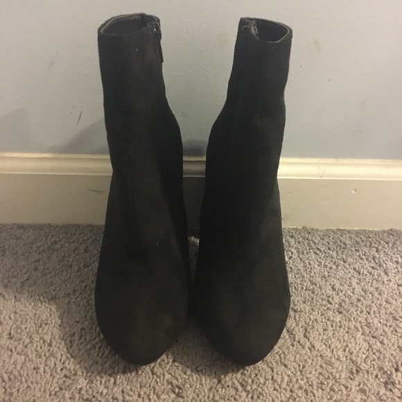 7 1/2 black booties with rose embroidery - Picture 1 of 3